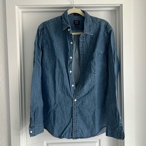 JCrew Men’s Denim Classic Button Down size Medium